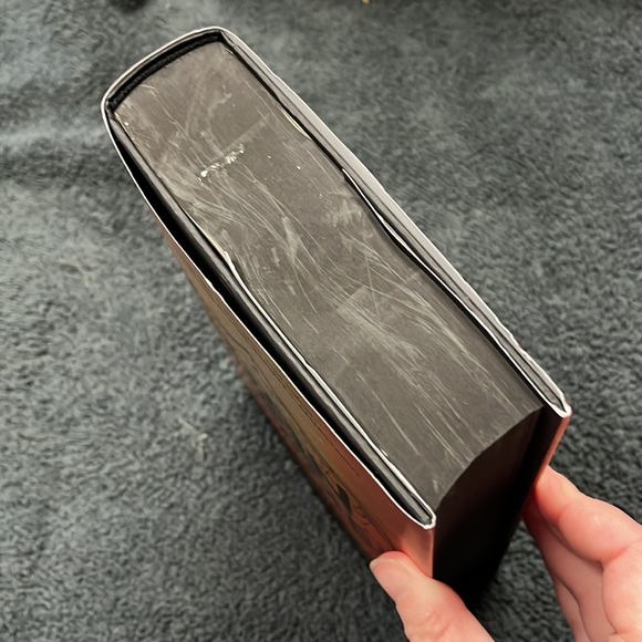 Iron Flame Rebecca Yarros Sprayed Edges Black First Edition Fourth Wing Book 2 - Picture 11 of 16